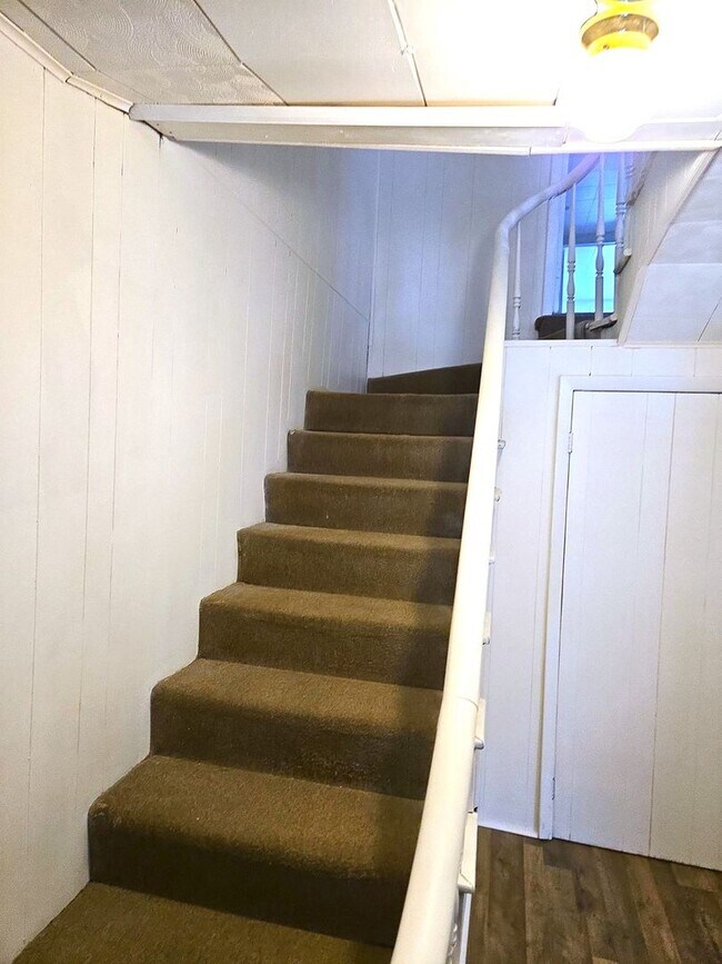 Building Photo - Spacious 3-bedroom single-family home in C...