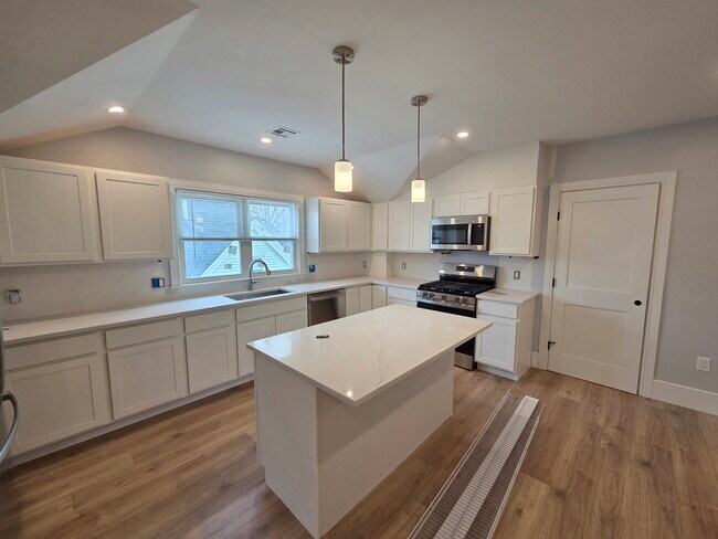 Building Photo - 28 Brooks St