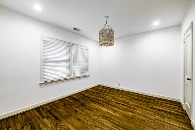 Building Photo - 2291 Strathmore Dr NE