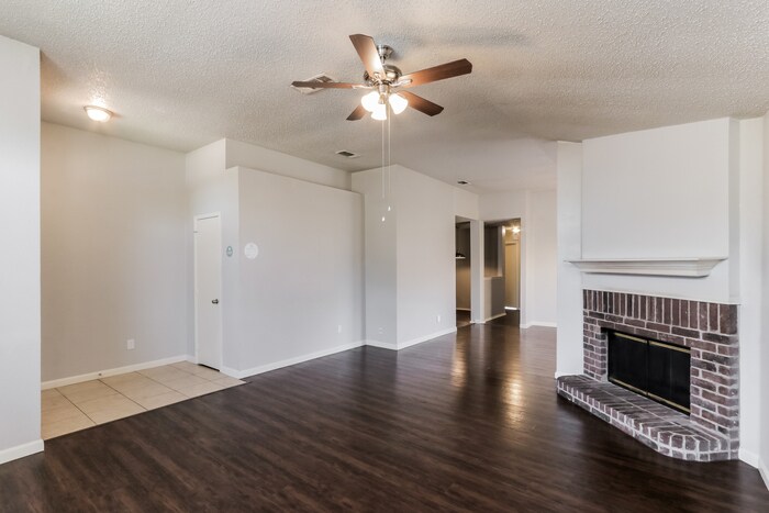 Building Photo - 2111 Dandelion Dr