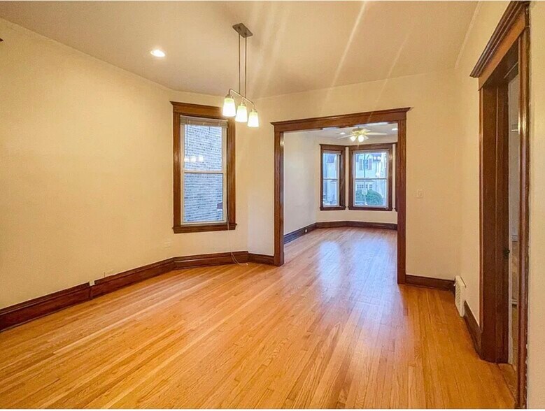 Building Photo - 1613 W Berwyn Ave