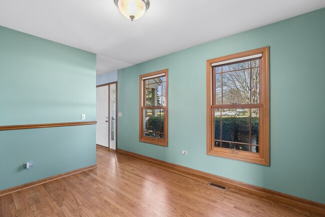 Building Photo - 5573 Barnwood Dr