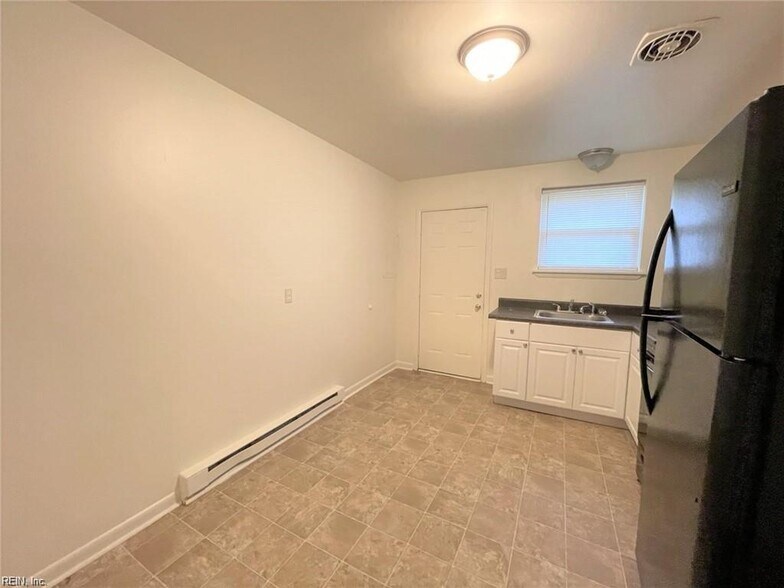 Building Photo - 2018 Pond Ln