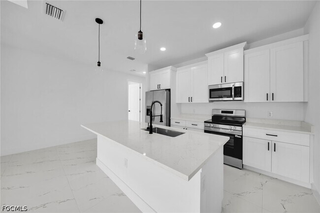 Building Photo - 4987 Fairway Ct