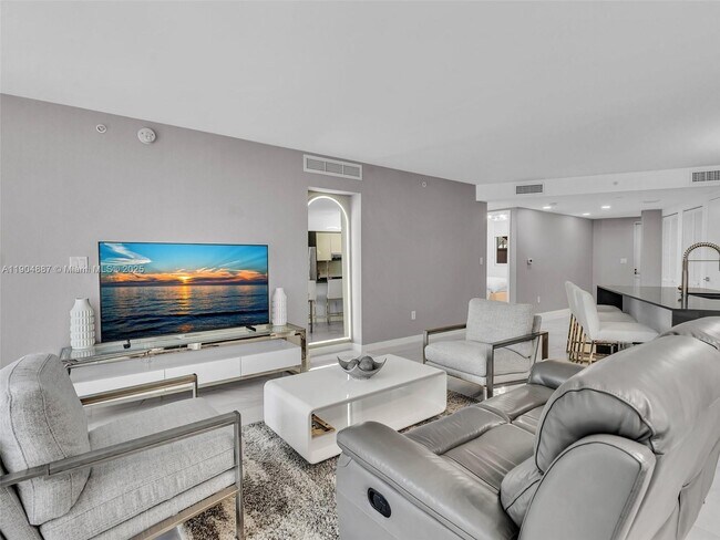 Building Photo - 9821 E Bay Harbor Dr