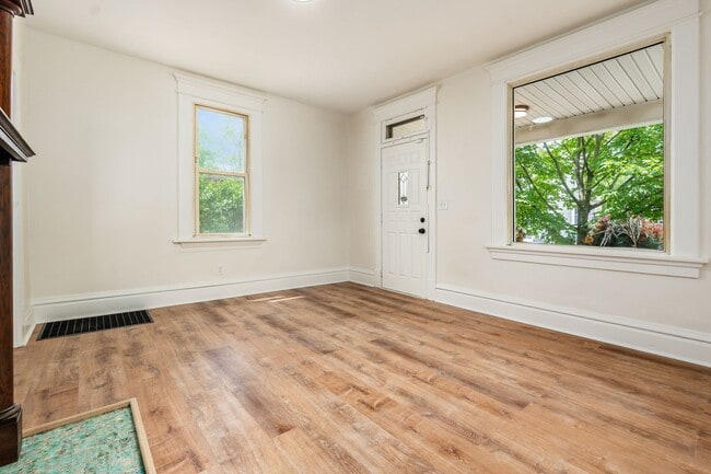 Building Photo - 479 Siebert St