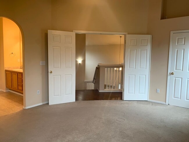 Building Photo - Great 3BD 2.5BA Fisher's Landing! Large Fe...