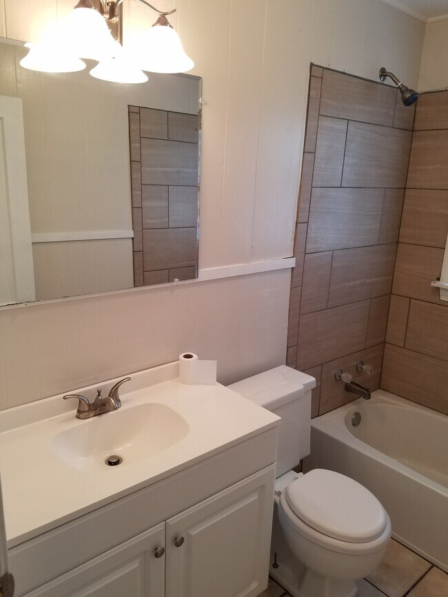 Building Photo - 1405 Sycamore St