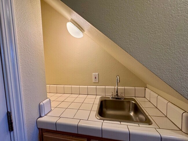 Building Photo - Spacious 3 bedroom, 3 bath bi-level home nestled in the scenic Sierra Nevada foothills