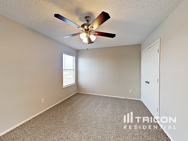 Building Photo - 1002 Windsor Ln