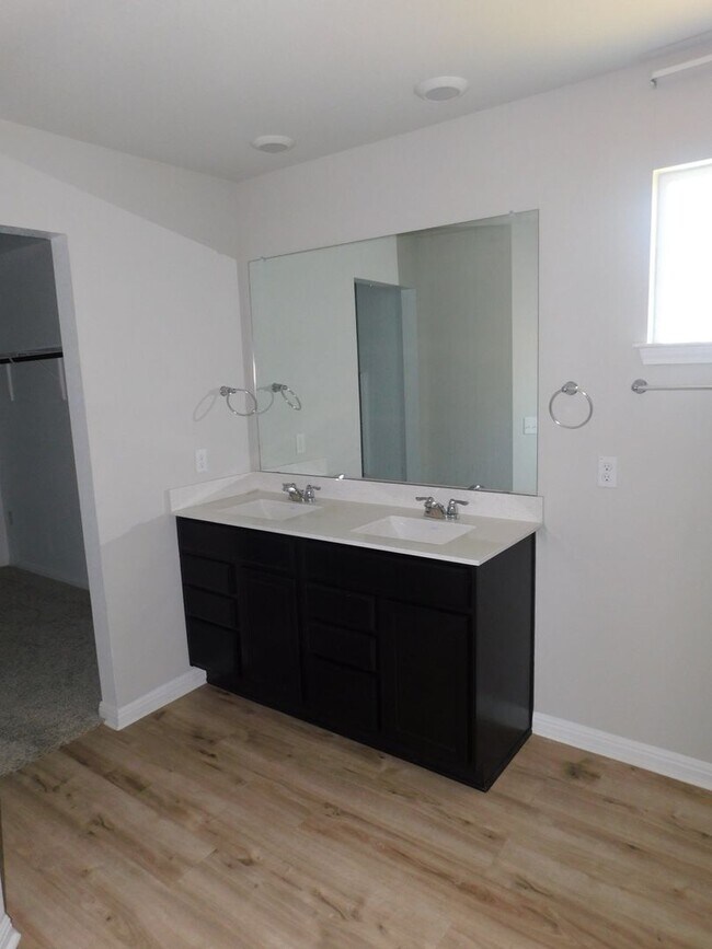Building Photo - Larkspur 4/2 for lease