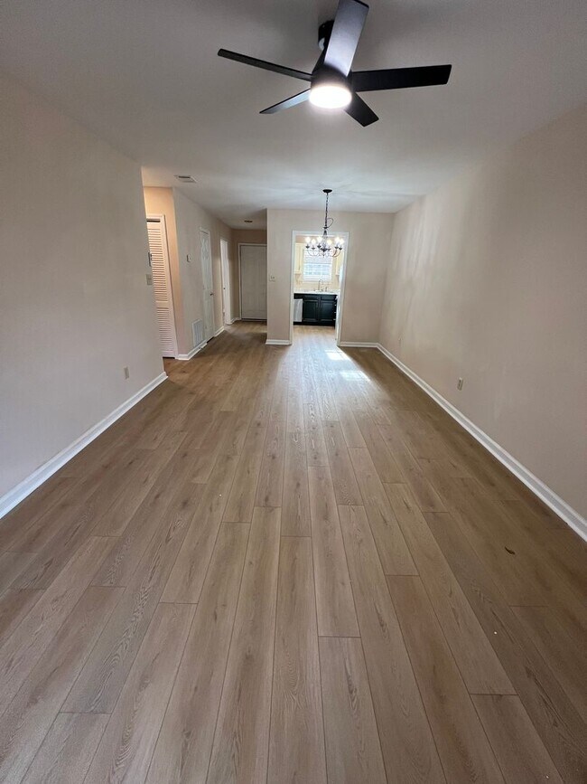 Building Photo - 2 bed 1 bath Available now!