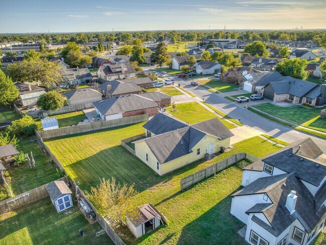 Building Photo - Move in discount / $800 first month rent