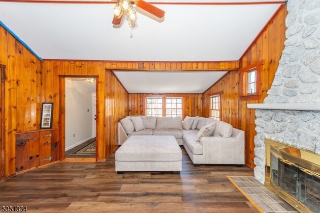 Building Photo - 53 Laurel Dr