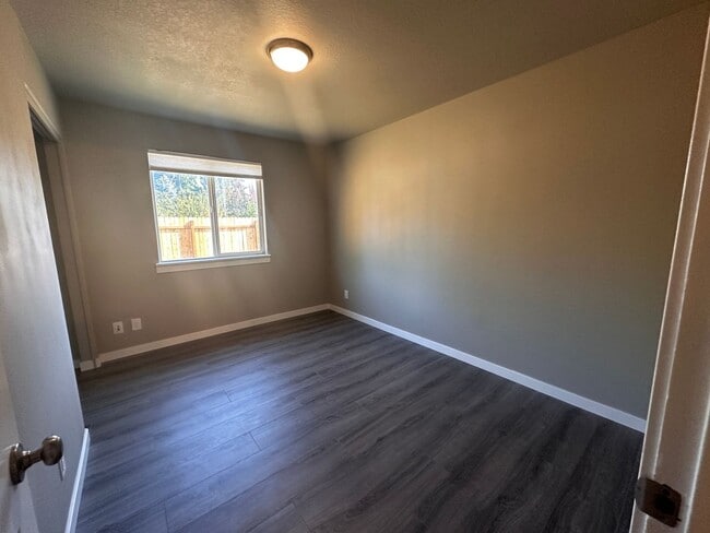 Building Photo - 3 Bedroom 2 Bath Single Family House