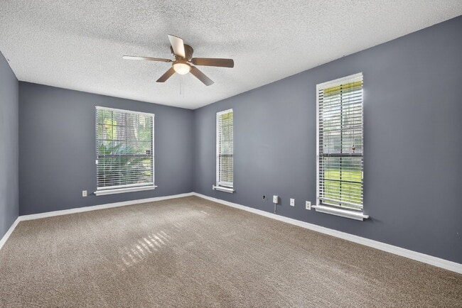 Building Photo - Spacious 3BR Home with Fireplace, Garage & Private Yard