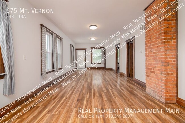 Building Photo - Second Floor 2 Bed 1 Bath
