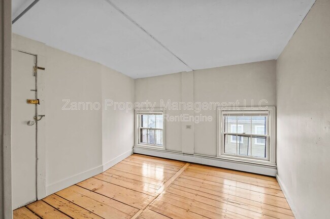 Building Photo - 35 Bowen St