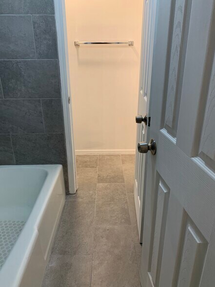 Building Photo - 902 W Edgewater St