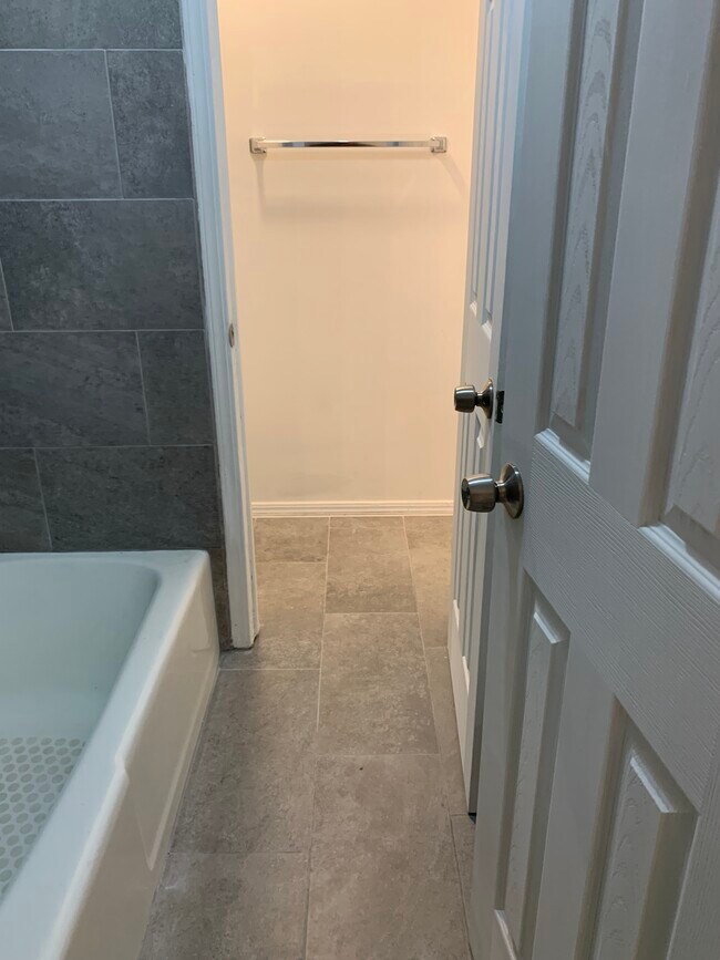 Building Photo - 902 W Edgewater St