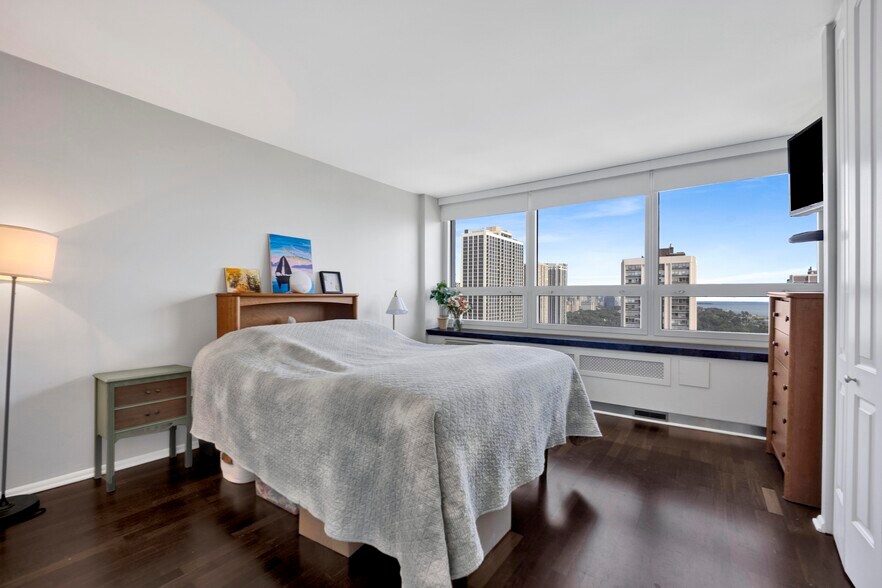 Unit Bedroom - 88 W Schiller St