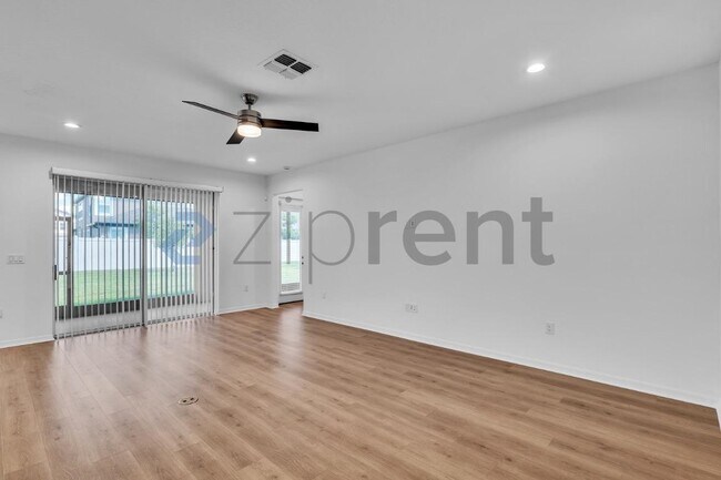 Building Photo - Unit n/a