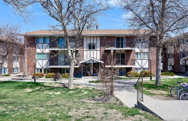 Primary Photo - Pet Friendly 2 Bed 1 Bath Apartment on Westside of Town!