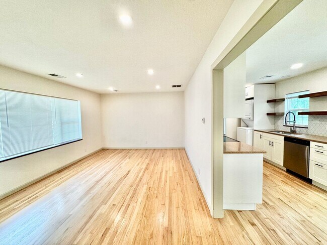 Building Photo - Charming Updated Home in Walkable Westwood