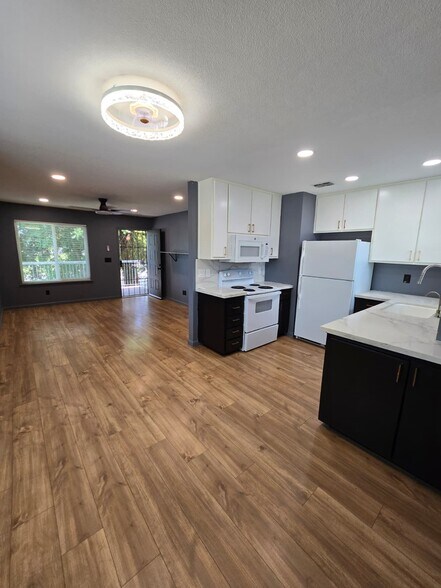 Building Photo - 102 Luna Grande Cir