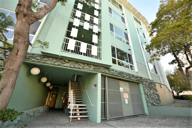 Primary Photo - 301 Lenox Ave