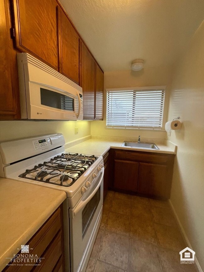 Building Photo - Spacious One Bedroom Lower Level Duplex