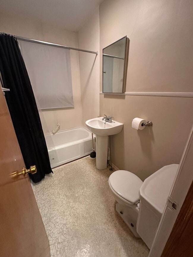 Building Photo - 2 Bedroom, 1 Bathroom House with Carport