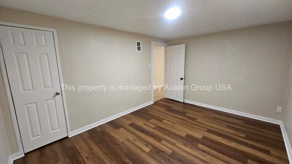 Building Photo - 9831 Ridge Blvd