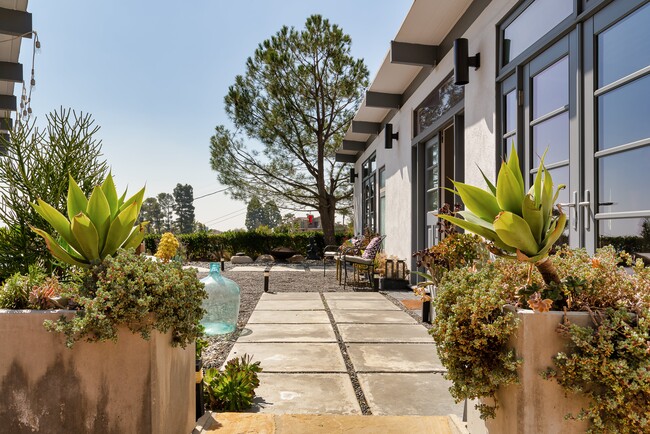 Building Photo - 7107 Pacific View Dr