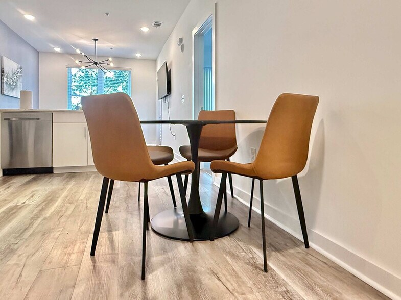 Building Photo - 525 Parkway Dr NE