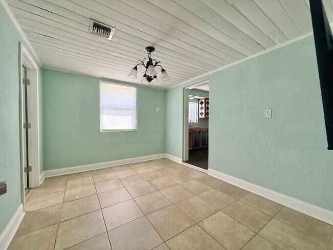 Building Photo - Super Cute 3/2 Close to Downtown!