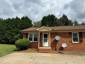 Building Photo - Two Bedroom Apartment in Lincolnton