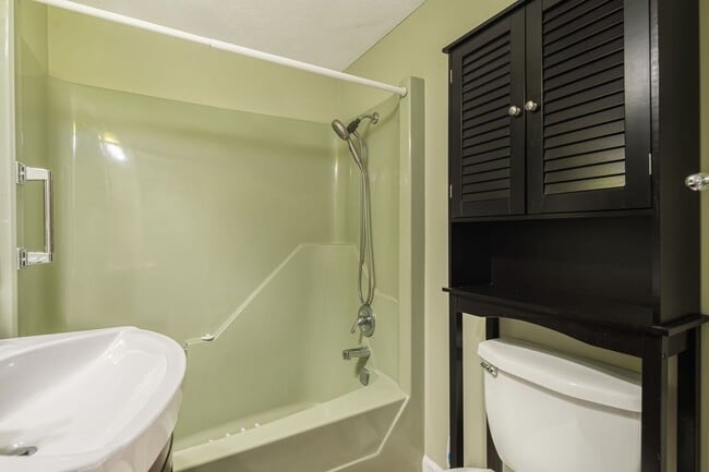 Building Photo - Rare 1-Bedroom in Fairview with Bonus Room...