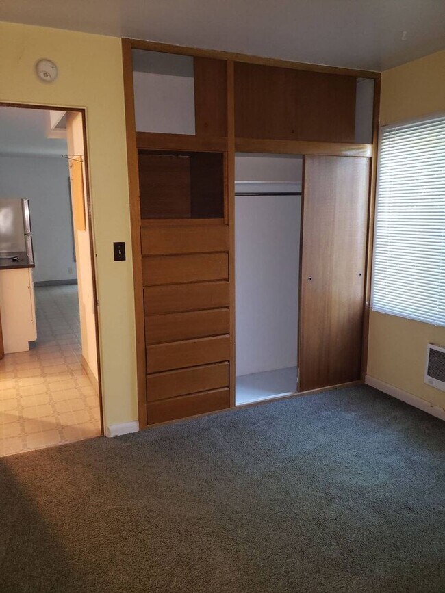 Building Photo - 1065 NE Duncan Ln