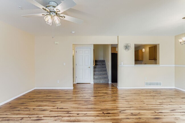 Building Photo - Check out this 2 bed 3 1/2 bath NOW!