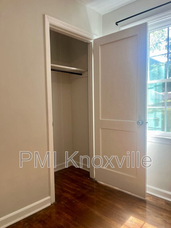 Building Photo - 926 Ledgerwood Ave
