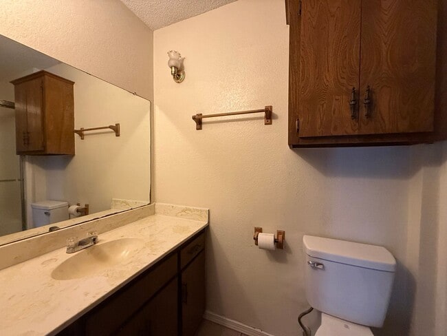 Building Photo - A 3 bed, 2 bath Duplex in Broken Arrow