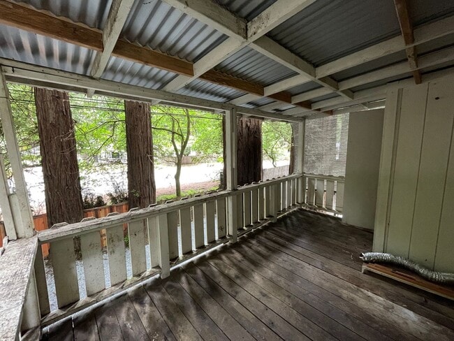 Building Photo - 1045 Sq. Ft. Private Two Bedroom One Bath ...