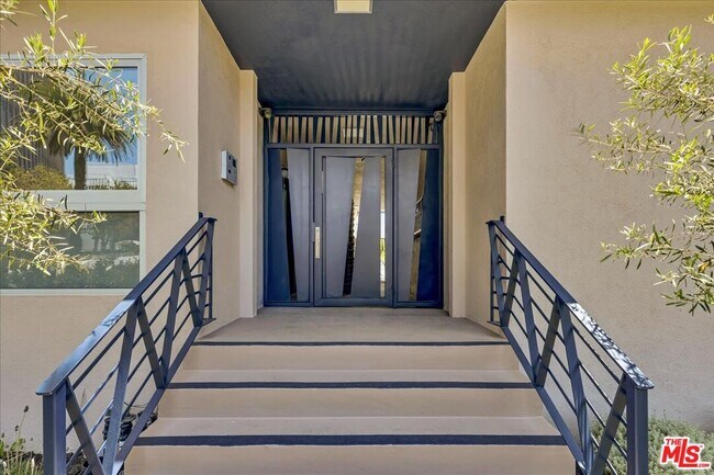Building Photo - 210 S Hamilton Dr