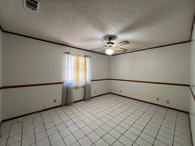 Building Photo - 3 Bedroom 2 Bathroom House with RV Parking...