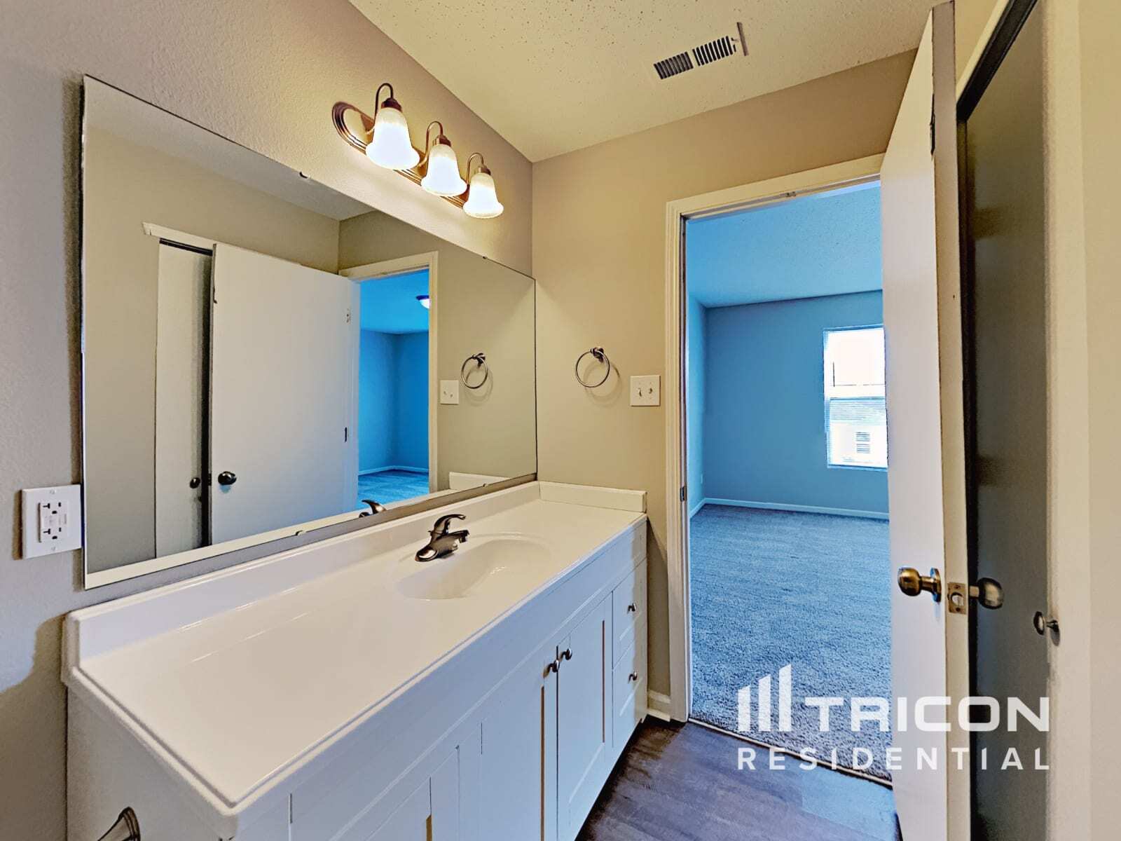 Building Photo - 10955 Woods Dr