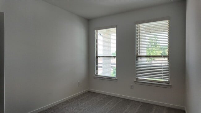 Building Photo - 15655 Maple