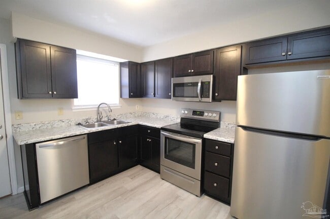 Building Photo - 3400 Green Briar Ct