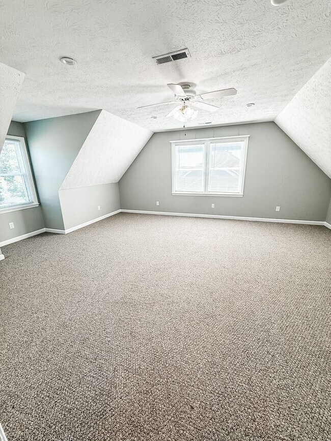 Building Photo - Charming Cape Cod in Halls