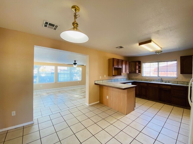 Building Photo - 4/2 Home with a backyard!